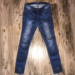 Dollhouse skinny jeans with white paint detail